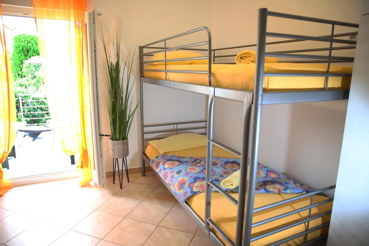 Villa Mit Whirlpool Fuer 32 Per Цриквеница Экстерьер фото